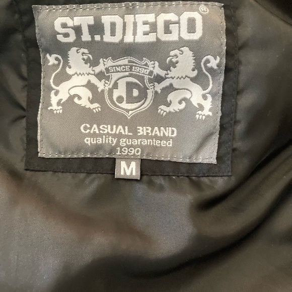 Women’s Sleeveless Vest - Picture 3 of 5